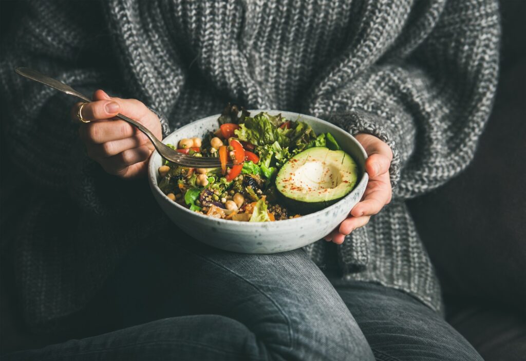 Wil jij je gezond en fit voelen? Ik help bij afvallen, aankomen en gezond eten. Als je wilt ervaren welk effect gezond eten heeft op je gezondheid, bijvoorbeeld op hoe je je voelt of op je stoelgang. Of als je vaak hoofdpijn hebt, slecht slaapt of je vaak moe voelt en wilt ervaren of dit verandert als je gezond gaat eten. Als je gezondheidsproblemen wilt voorkomen of beperken door gezond te gaan eten. Wanneer je fysiek fitter of sterker wilt worden of gewoon lekkerder in je vel wilt zitten. Omdat je nu eindelijk écht goed voor jezelf wilt zorgen.